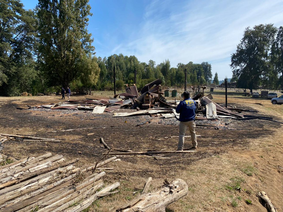 Weichan Auka Mapu se adjudicó un ataque incendiario registrado la madrugada de este lunes en Fundo Santa Clementina de Vilcún
Los sujetos quemaron 4 máquinas y 2 viviendas y dejaron un lienzo exigiendo la Libertad de presos Mapuche,entre ellos al recién sentenciado Luis Tranamil