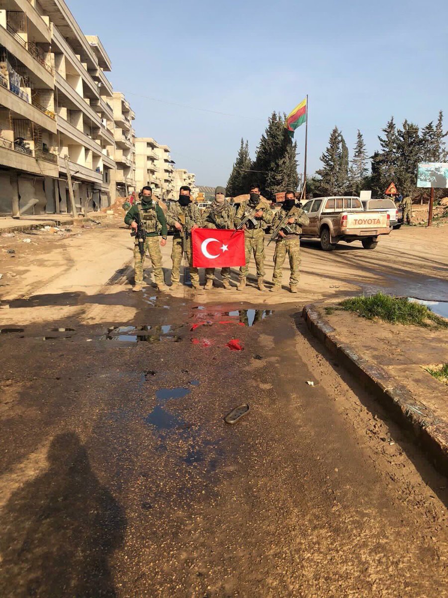 18 Mart 2018, Afrin. Türk Özel Kuvvetler Komutanlığı personeli sabah 8 sularında şehir merkezinde poz verirken.