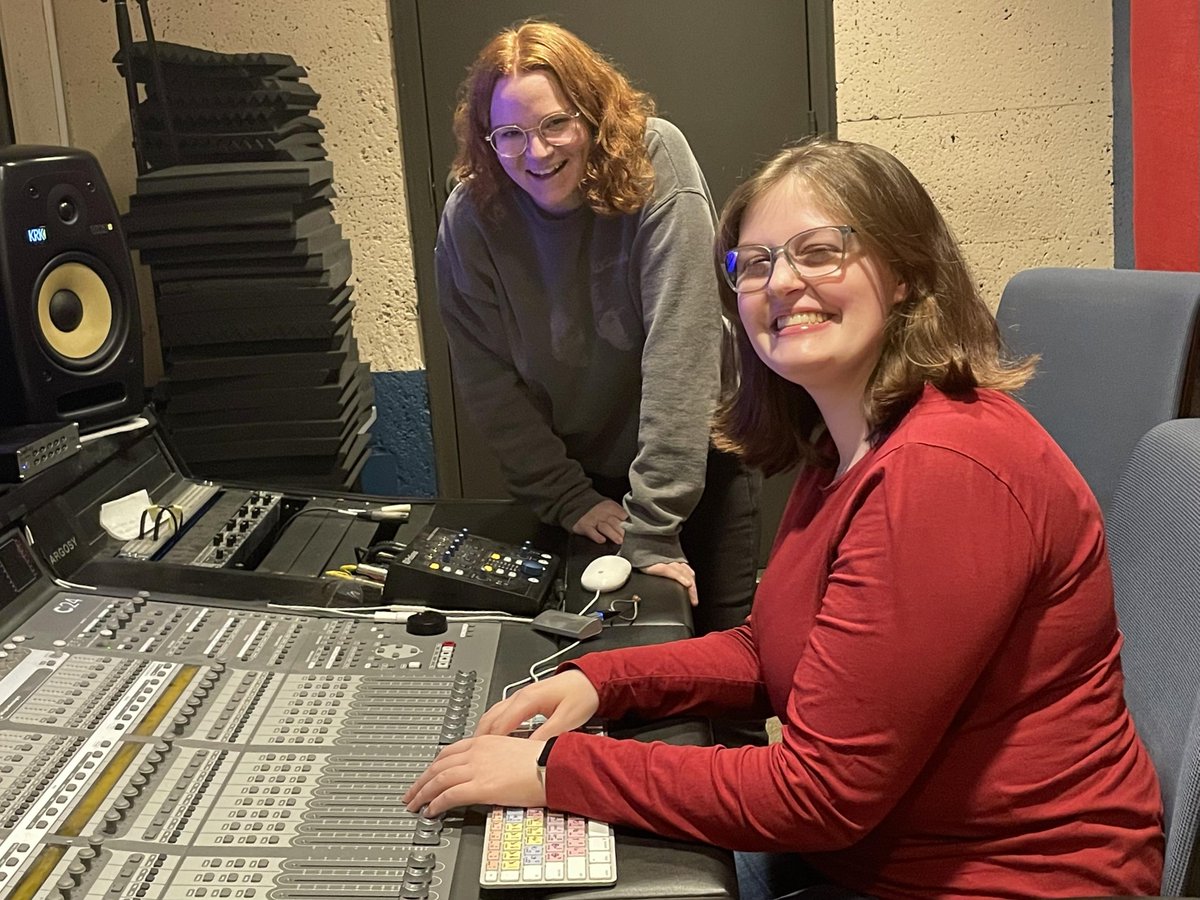Congrats to @sunyoswego students Samantha Keaney and Jaime Hunter for earning a first-place prize at the BEA Festival of Media Arts (@BEAWebTweets)!🔊 The two were recognized nationally for their use of multimedia sound design in a class project. 🔗oswego.edu/news/story/sun…