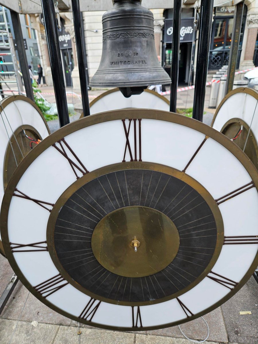 A famous Cardiff landmark – the Pierhead Clock - has been fully restored and is being reinstalled in its protective glass box in Lower St Mary Street today (18 March). More here: orlo.uk/kZG2v