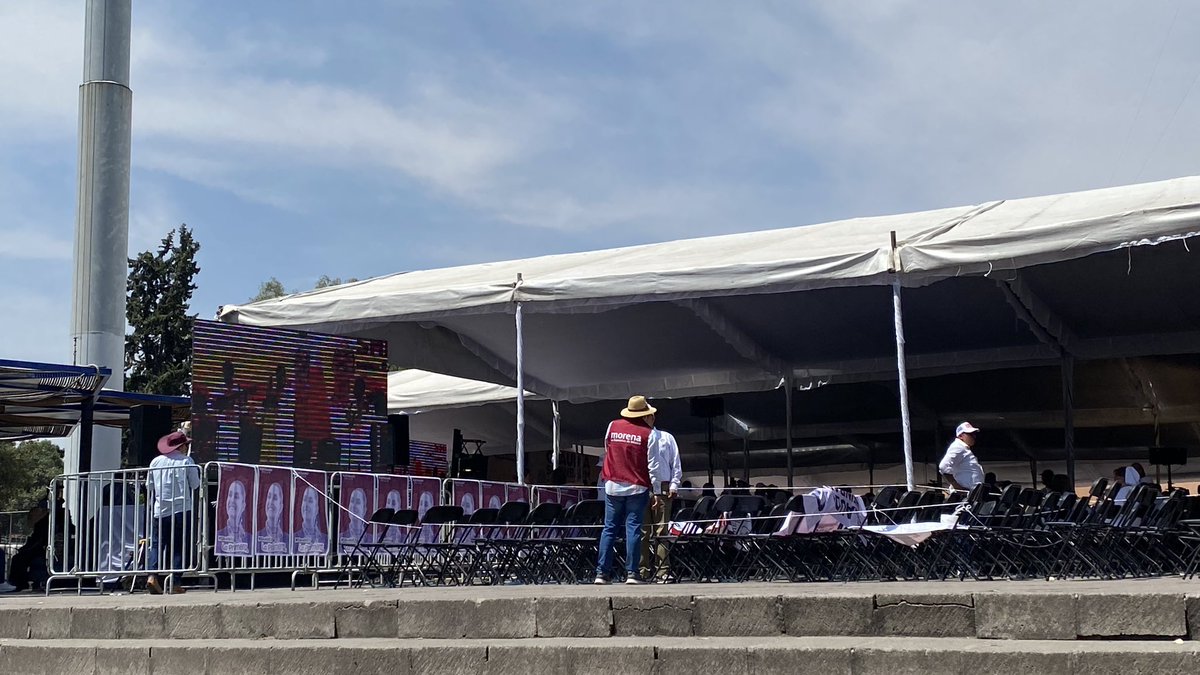 Isa_Uribe's tweet photo. Como cuando solo vas al mercado en tu día de descanso y se te atraviesa el mítin de @Claudiashein
La política me persigue… #yoque https://t.co/UJ4n8YAyCd