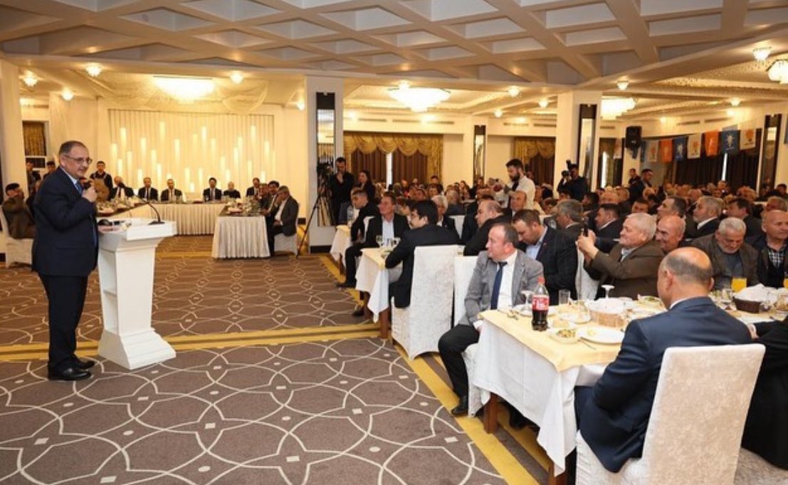 Çevre ve Şehircilik Bakanı Mehmet Özhaseki için AK Parti Niğde İl Teşkilatında yapılan toplantıda katılımcılara Coca Cola ikram edildi. Merhum Alija İzzetbegoviç'in 'savaş, ölünce değil düşmana benzeyince kaybedilir' sözü içinde bulunduğumuz içler acısı hali anlatmaya yeter.