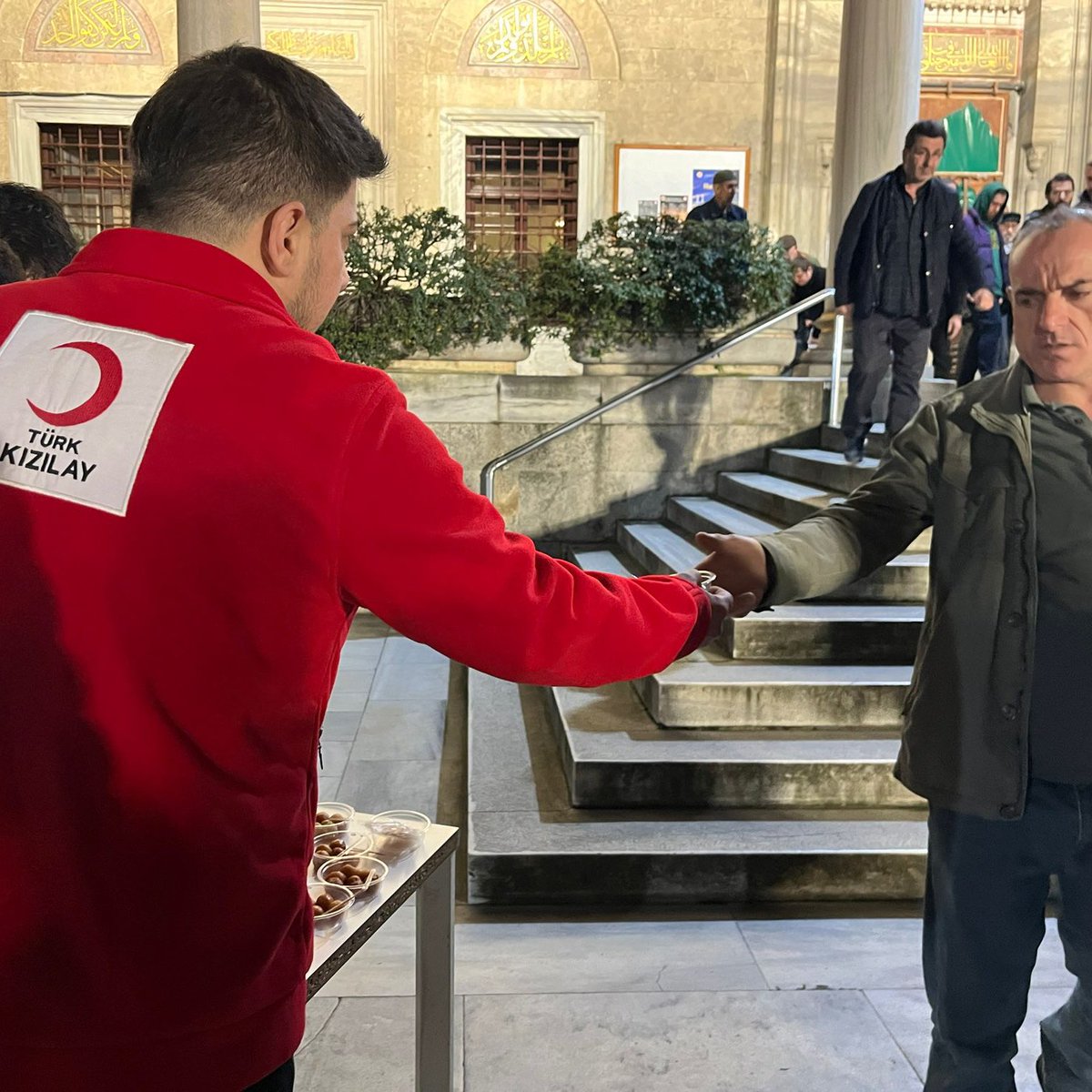 Genel Başkanımız Ömer Faruk Çalışkan, Genel Başkan Yardımcımız Utku İlhan ve gönüllülerimizle birlikte teravih sonrası lokma dağıtımı gerçekleştirdik. 🌙

📍İstanbul, Şişli