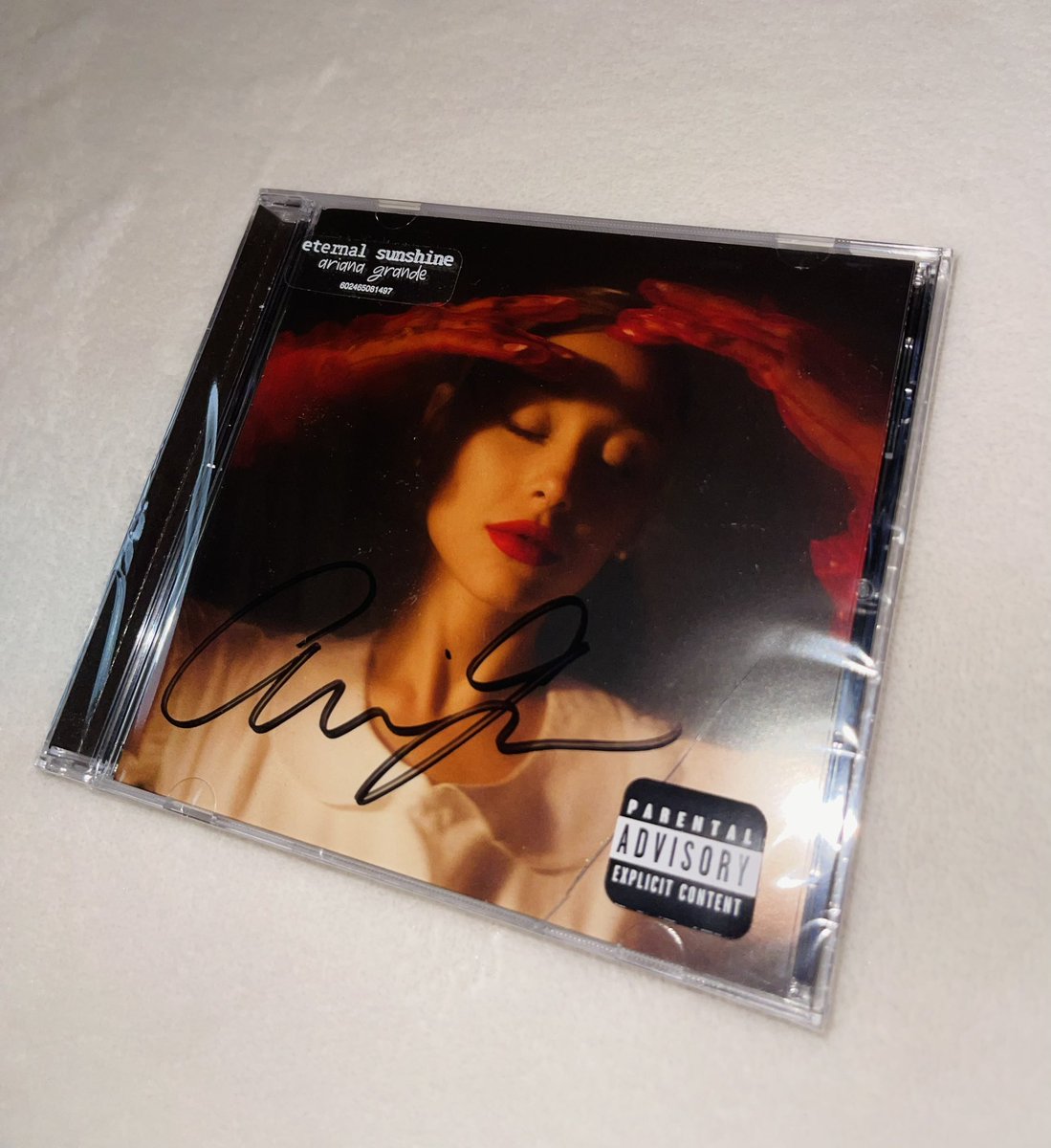 enviedleaves's tweet photo. HI GUYS!!! 💋 

So I ordered one signed Eternal Sunshine CD and got sent two! 🥹 

I wanna do a giveaway for those who didn’t get a chance to buy one. ❤️

In order to enter do the following! 
1. Retweet
2. Follow me
3. Comment your fav song! 

Winner will be announced 3/27! 🎉 https://t.co/s0cX2GxJZD