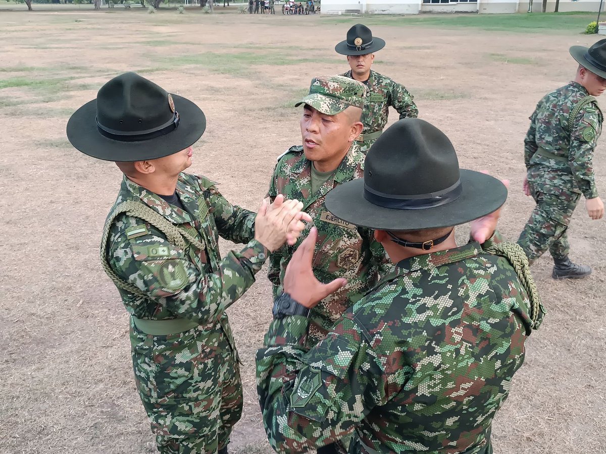 ejercito_cedoc's tweet photo. En la Escuela de Entrenamiento y Reentrenamiento Táctico se realizó la Ceremonia de apertura del curso del Suboficial Instructor Líder No. 034, donde los alumnos se entrenarán durante 12 semanas para impartir disciplina a las unidades del @COL_EJERCITO. https://t.co/F6q4vHajxs