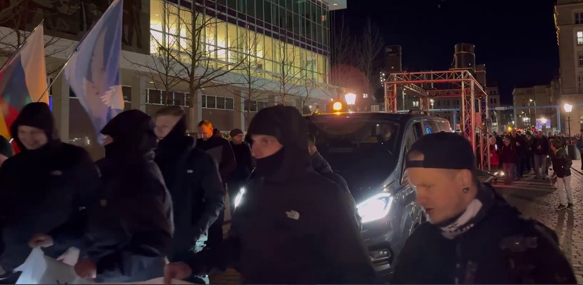 dd_nazifrei's tweet photo. Beim heutigen rechts-verschwurbelten Aufmarsch in #Dresden beteiligte sich wiederholt eine Gruppe von 7 Jung-#Nazis aus #Bautzen rund um den lächerlichen Wichtigtuer &amp; Faschisten Benjamin Moses. Vermummung bei Nazis war auch heute kein Problem für die #Polizei #Sachsen. #DD1803 https://t.co/tF1B1Resy0