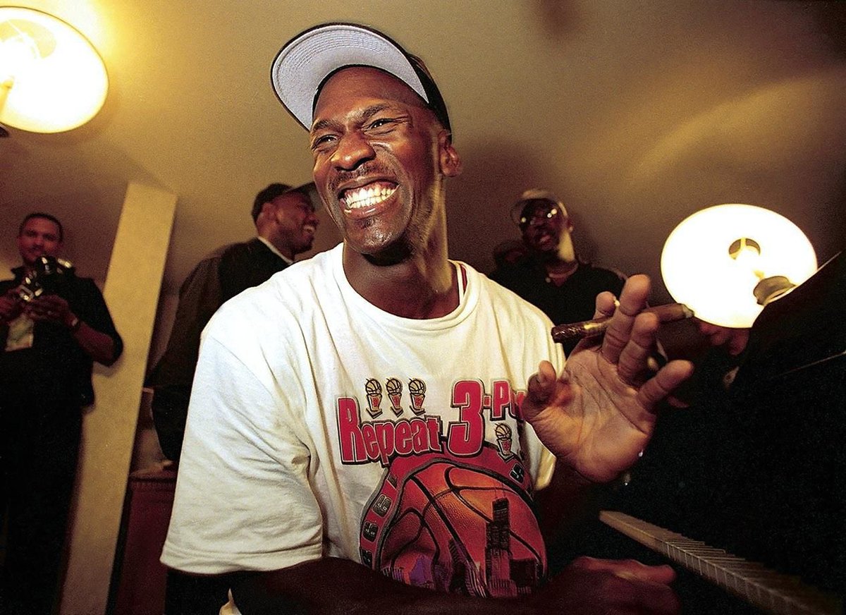 PasionBasketNBA's tweet photo. Un día como hoy, hace 29 años, Michael Jordan anunciaba su vuelta a las canchas

En los 3 años siguientes con los Chicago Bulls, Michael Jordan disputó todos y cada uno de los partidos posibles entre temporada regular y Play Off. En esos 3 años, ganó:

3 anillos
2 MVPs
3 MVPs Finales
3 x Mayor Anotador
3 x Mejor Quintesto del Año
3 x Mejor Quinteto Defensivo

Y lo mejor de todo: jamás perdió 3 partidos consecutivos en esas 3 últimas temporadas con los Bulls

Tenía 32-35 años. La absoluta CABRA 🐐
