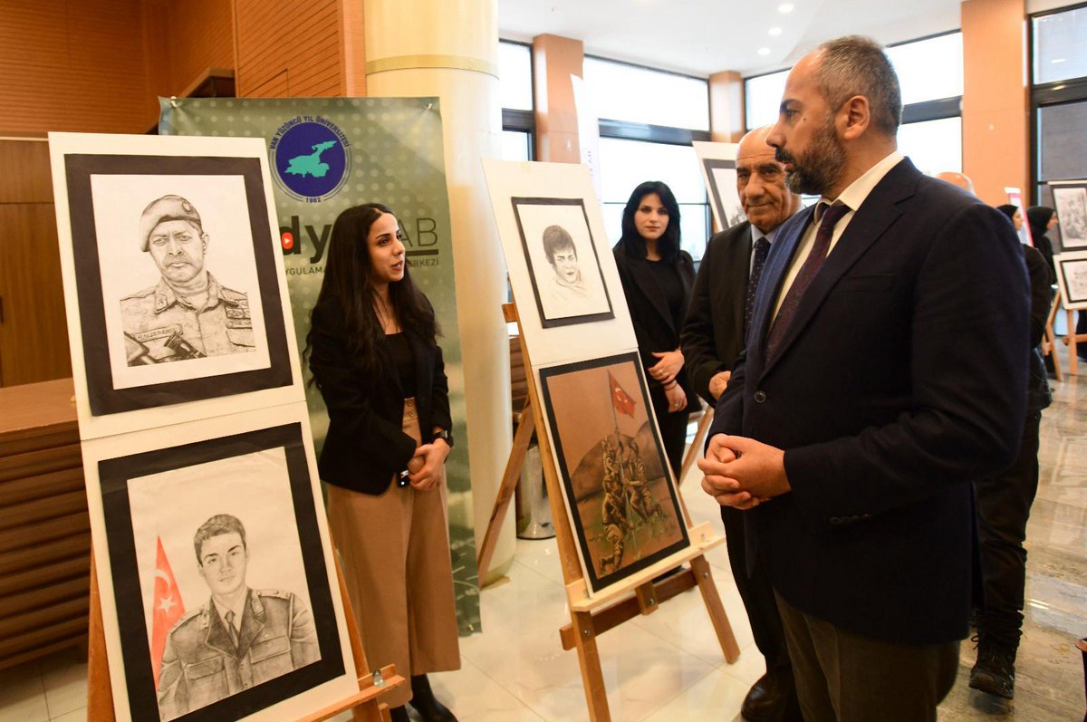 HaberVANYYU's tweet photo. Üniversitemizde, 18 Mart Çanakkale Zaferi kapsamında Güzel Sanatlar Fakültesi Resim Bölüm Başkanlığının organize ettiği ve öğrencilerinin ellerinden çıkan ‘18 Mart Çanakkale Zaferi ve Şehitleri Anma Resim Sergisi’ ile Tarih Bölümü ve Atatürk İlkeleri ve İnkılap Tarihi Araştırma ve Uygulama Merkezinin düzenlemiş olduğu ‘Çanakkale Ruhu ve Mehmet Akif Ersoy’ konulu panel gerçekleştirildi.

Haberin detayı linkte 👉 https://t.co/1Tr26r9NJf

@hsevli #18MartÇanakkaleZaferi #18Mart #VanYYÜ #VanYüzüncüYılÜniversitesi