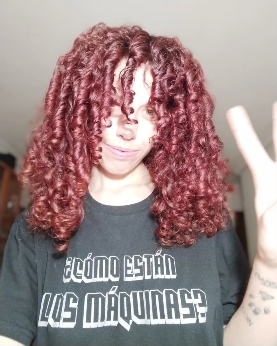pincelesste's tweet photo. Al natural, sin filtro más que la luz de un foco para mostrar que, por fin, he conseguido al 85% la definición gracias a los consejos de @glorirovi y @llanosbs 💗

Por cierto, ¿Cómo están los máquinas?

#curlygirl 
#curlyhair 
#curly 
#curlymethod 
#metodocurly https://t.co/0DENTNWXl4