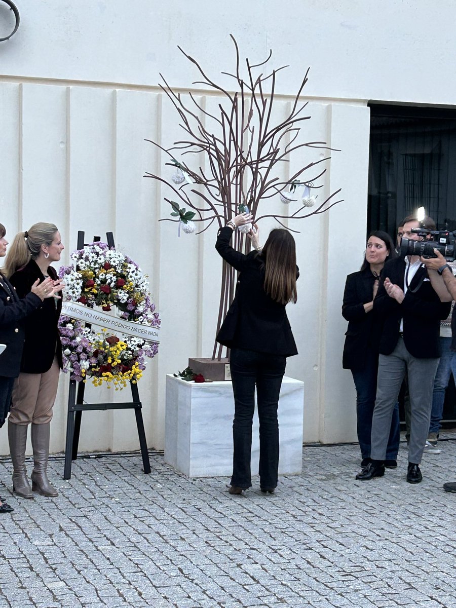 Ayto_Pizarra's tweet photo. Pizarra se concentra para dar el último adiós a su vecina Gracia. Se ha leído un manifiesto, se ha colocado su flor en el árbol de las ausencias y se le ha dedicado música en directo para recordarla.  En el acto se ha guardado un minuto de silencio en su memoria. #NiUnaMas https://t.co/90tykCNDMV