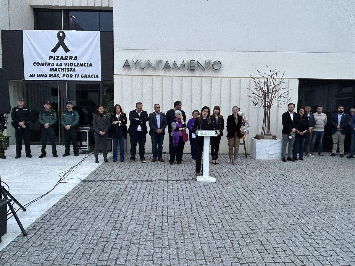 Ayto_Pizarra's tweet photo. Pizarra se concentra para dar el último adiós a su vecina Gracia. Se ha leído un manifiesto, se ha colocado su flor en el árbol de las ausencias y se le ha dedicado música en directo para recordarla.  En el acto se ha guardado un minuto de silencio en su memoria. #NiUnaMas https://t.co/90tykCNDMV
