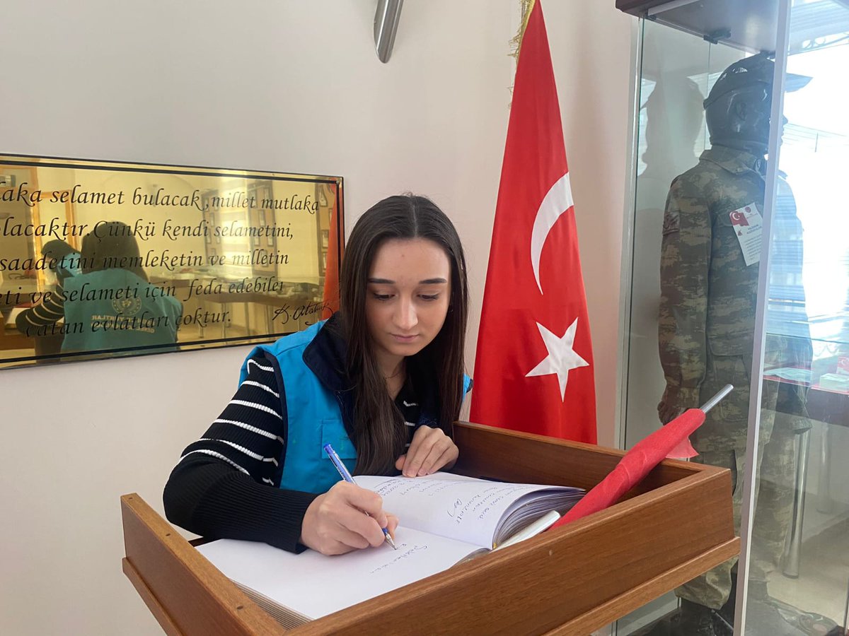 Top tüfekten daha sık, gülle yağan mermîler...
Kahraman orduyu seyret ki bu tehdîde güler!
18 Mart Şehitleri Anma Günü ve Çanakkale Deniz Zaferi'nin 109'uncu Yıl Dönümü münasebetiyle yurtlarımızda çeşitli etkinlikler düzenlenerek şehitlerimiz yaad edildi🤲