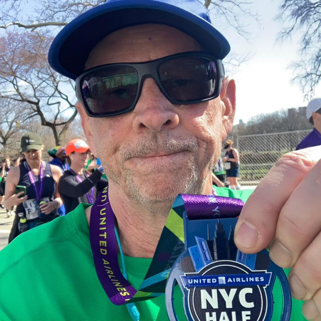 FPRUNNERS's tweet photo. The cheer squad #MedalMonday https://t.co/sIffoI6JvX
