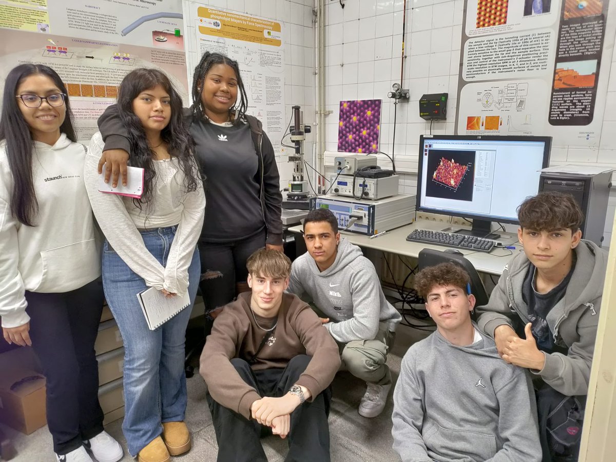 InstitutGoya's tweet photo. nanorobots que facilitin el transport dels  fàrmacs dins l'organisme. També van conèixer els sistemes de microscòpia electrònica que ens permeten observar  l'interior  de la matèria 👩🏽‍🔬🧑🏼‍🔬🔬#fisicaiquimica #batxilleratcientific @ccitub @consorciedubcn @escoles_hg https://t.co/4FsYi90LnX