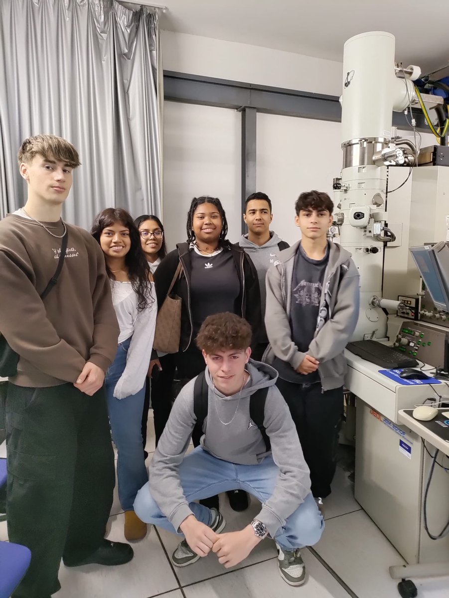 InstitutGoya's tweet photo. nanorobots que facilitin el transport dels  fàrmacs dins l'organisme. També van conèixer els sistemes de microscòpia electrònica que ens permeten observar  l'interior  de la matèria 👩🏽‍🔬🧑🏼‍🔬🔬#fisicaiquimica #batxilleratcientific @ccitub @consorciedubcn @escoles_hg https://t.co/4FsYi90LnX