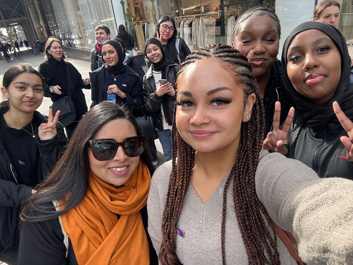 Students from @MulberryTH @MSGreenCollege @MulberryAS & @MulberryUTC are in #NewYork for the #GlobalGirlLeading study tour. First stop: Empire State Building for the stunning views of the city. 🗽🏙️🌇