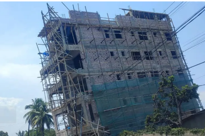 mediacongo's tweet photo. #RDC: Le gouvernorat de la ville #Kinshasa ordonne la démolition de l'Immeuble qui s'est affaissé à #Socimat https://t.co/TP8A3CoJib https://t.co/fCru7dfR4D