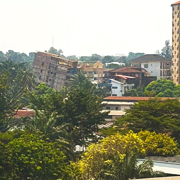 mediacongo's tweet photo. #RDC: Le gouvernorat de la ville #Kinshasa ordonne la démolition de l'Immeuble qui s'est affaissé à #Socimat https://t.co/TP8A3CoJib https://t.co/fCru7dfR4D
