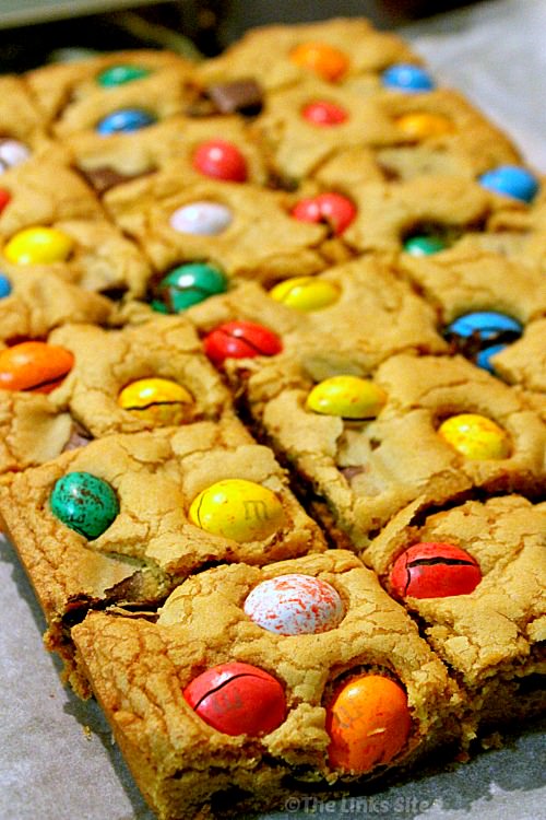 Easter Chocolate Chunk Cookie Bars  thelinkssite.com/2016/03/23/eas… #cookiebars #cookies #cookierecipe