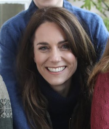 I might have to tap out of this whole Kate Middleton thing because I genuinely, hand on heart, do not think these pics look like the same woman & it’s making me feel like I’m losing my mind. Like, I’m not trying to be a conspiracy theorist, but that is not her??