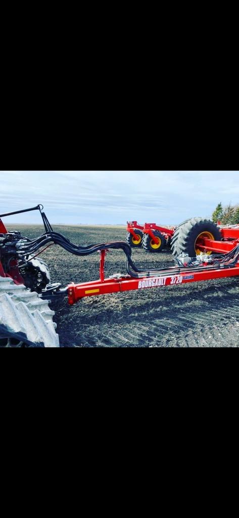 SpringfieldPro3's tweet image. Do you need help cleaning up your hyd hoses and wires?
The LendAHand and HoseSaddle from Springfield Ag Products can help with that! 
To order yours,  just email us at springfield.products@gmail.com