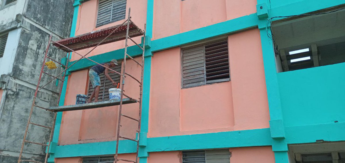 El edificio 17 del reparto 13 de marzo recibe acciones de pintura en el exterior, ejecutadas por obreros de la Unidad Básica de la Empresa de Mantenimiento y Construcción EMCONS.
#CubaEnPaz
#ConLaFuerzaDelPueblo
#CardenasEnVictoria