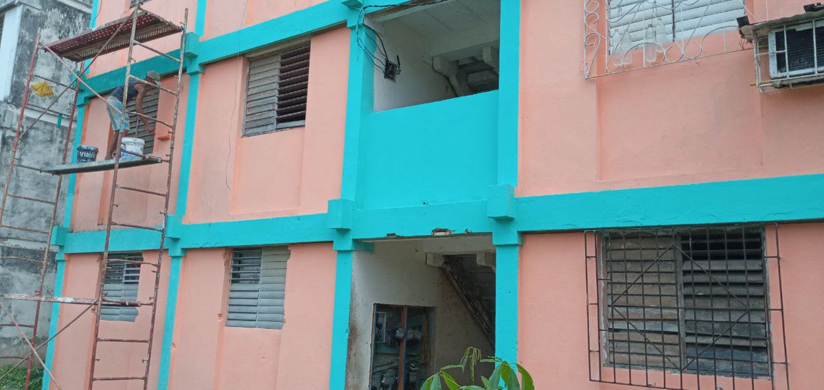TelebanderaTV's tweet photo. El edificio 17 del reparto 13 de marzo recibe acciones de pintura en el exterior, ejecutadas por obreros de la Unidad Básica de la Empresa de Mantenimiento y Construcción EMCONS.
#CubaEnPaz
#ConLaFuerzaDelPueblo
#CardenasEnVictoria https://t.co/OG7QrRvs4o