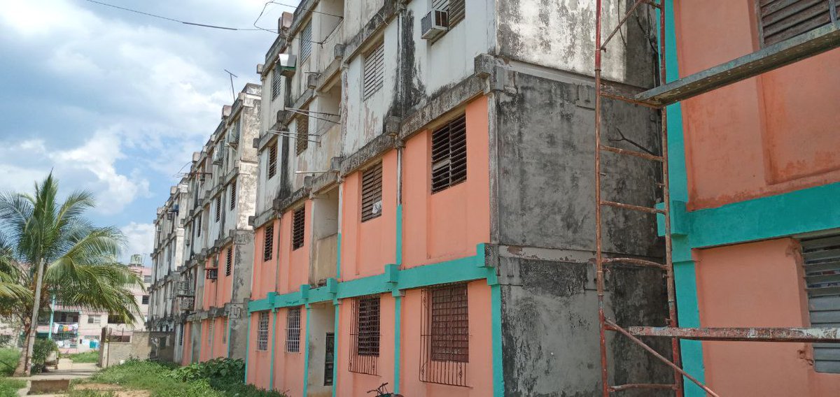 TelebanderaTV's tweet photo. El edificio 17 del reparto 13 de marzo recibe acciones de pintura en el exterior, ejecutadas por obreros de la Unidad Básica de la Empresa de Mantenimiento y Construcción EMCONS.
#CubaEnPaz
#ConLaFuerzaDelPueblo
#CardenasEnVictoria https://t.co/OG7QrRvs4o