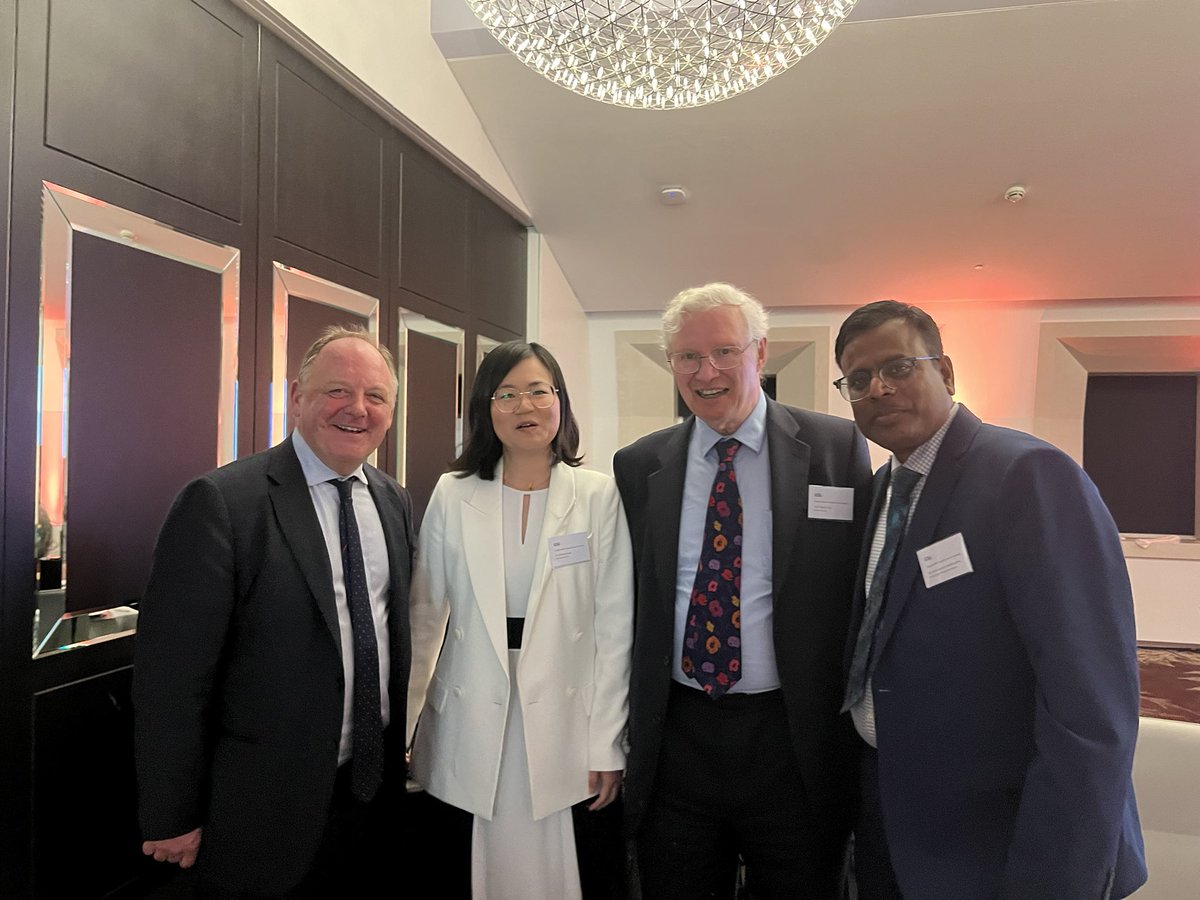 Such a joy to catch up with @bensimms65 & @LordNigelCrisp at the @THETlinks UK-African diaspora celebration event @rcgp @BINA_UK @bsmhft Lots of productive conversations on engaging with Asian communities in future @BAPIOUK @gmenon1423 @RameshMehta15 @ParagSinghal09