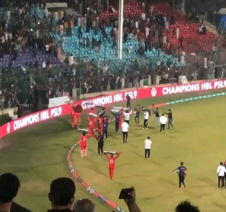 Islamabad United taking a lap of the ground with Palestine flags.

Only best thing happened in PSL
Ab cheen ke dikhao ✌️

#PSLFinal #IUvMS #FreePalestine