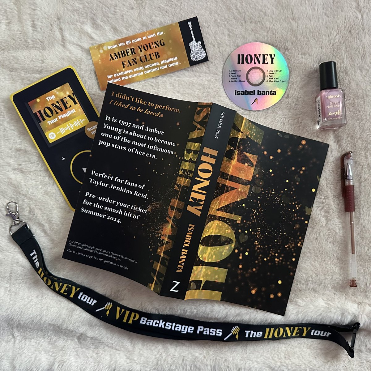 📚📮#BookPost📚📮

What a sparkly fun proof parcel!😍

“🎙️I didn’t like to perform. I liked to be loved❤️”

Looking forward to finding out more about Amber Young in #Honey by #IsabelBanta 

Thank you to @ElliePilcher95 @ElStammeijer @bonnierbooks_uk for sending📚

#BookTwitter