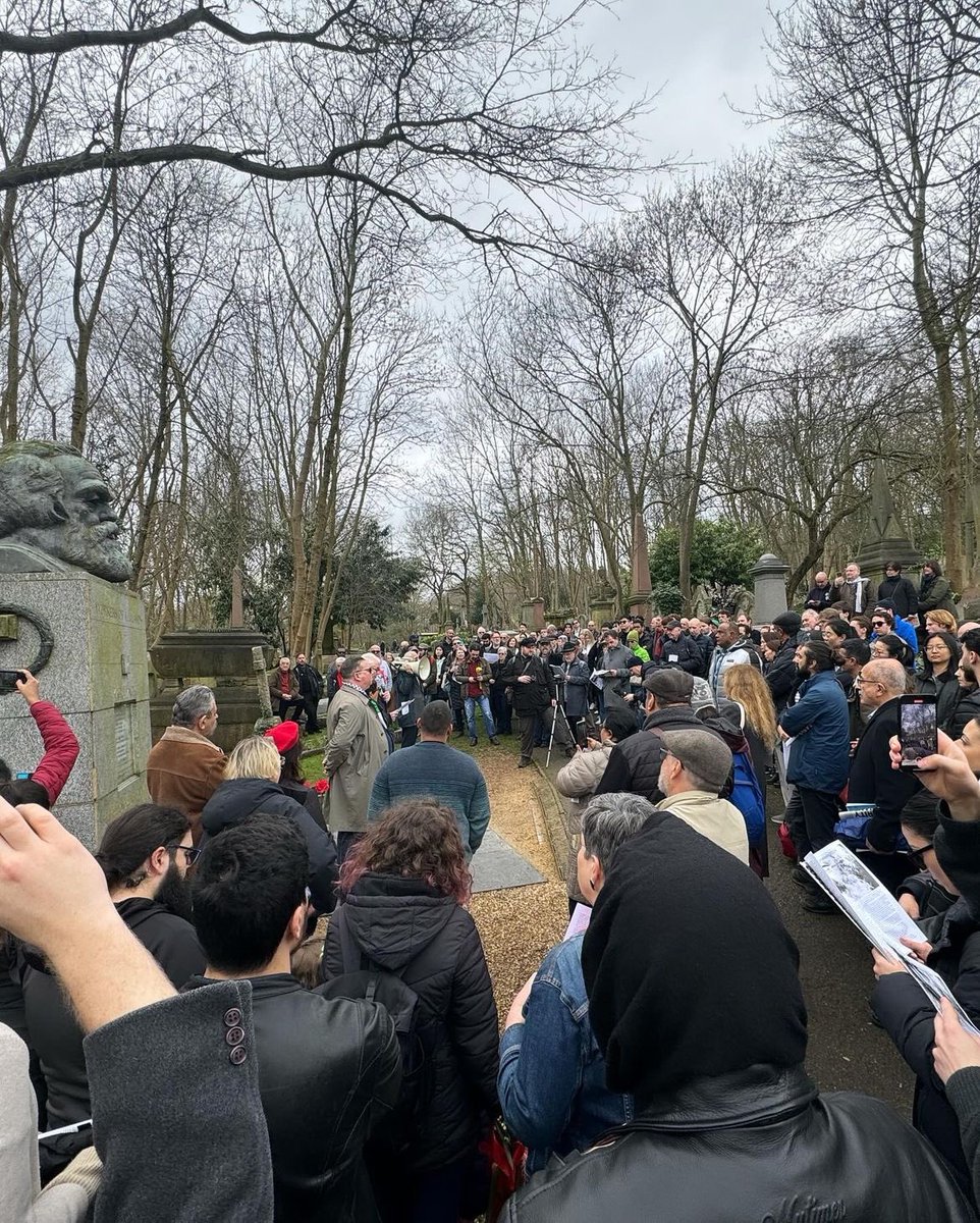 ✊ Ayer se celebró el aniversario de la muerte de Karl Marx en su tumba en el cementerio de Highgate. Otro año más, el PCE GB presentó sus respetos junto al @CPBritain y la @yclbritain en #Londres. Es un honor para nuestro núcleo representar a @el_pce en esta conmemoración.