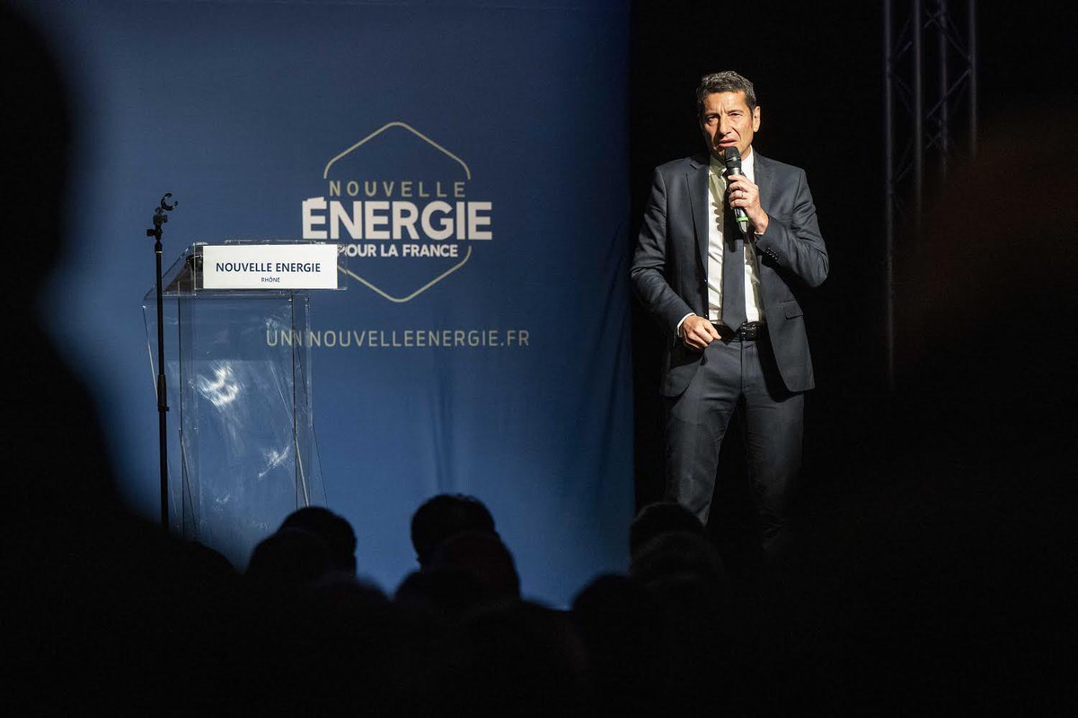 Nouv_Energie's tweet photo. « Entre les démagogues « yakafokon » et les conformistes qui nous dirigent depuis trop longtemps, nous avons la nécessité de construire une radicalité dans la proposition d’alternance. C’est-à-dire la racine des choses. Dire que l’on ne débureaucratisera pas simplement en supprimant quelques circulaires ou en prenant des postures. Dire que l’on ne rétablira pas l’autorité à l’école par des mesures cosmétiques. Dire que l’on ne rétablira pas l’ordre dans nos rues par de grandes paroles. Il faudra travailler, aller au fond des choses. Nous arriverons à démontrer qu’un projet d’alternative ne peut être éligible que s’il est crédible, audible et sérieux » @davidlisnard