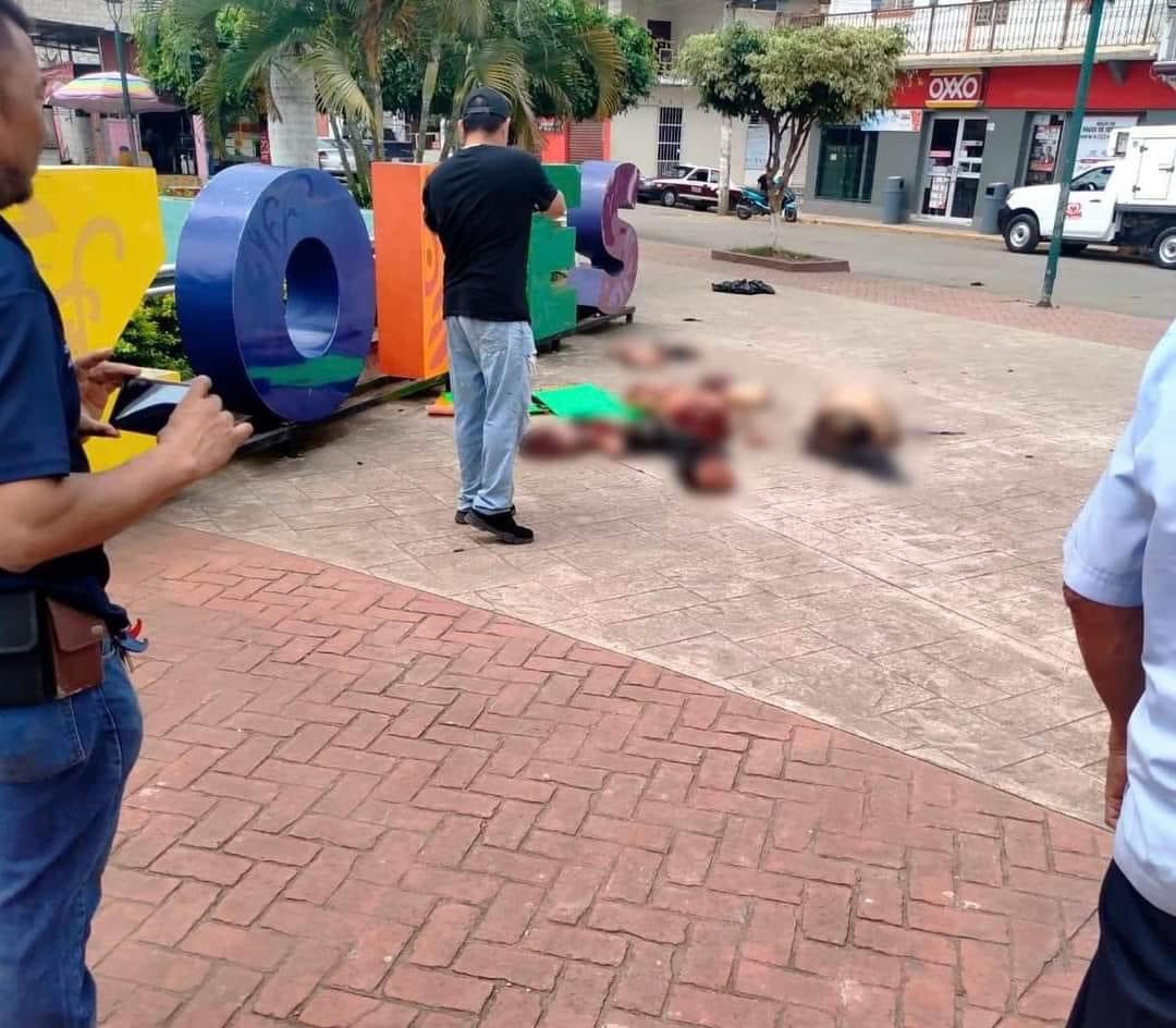 Aveefeniix's tweet photo. En el #VeracruzSeguro de @CuitlahuacGJ 

#ÚLTIMAHORA CON DISPAROS AL AIRE EN PLENO DÍA DEJAN CUERPOS DESMEMBRADOS Y 3 NARCOMENSAJES frente al Palacio Municipal, en el parque principal de #Cazones de Herrera, al pie de las letras monumentales.

#Veracruz #Xalapa #Verfollow https://t.co/Byv6ZtZQlu