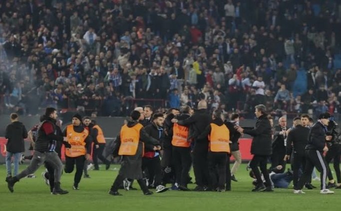 Niye bu gün degil de 2 Nisan topla kurulunu al kararını tekfur kaybederse taraftar olaylarıyla 2. gezi olaylarını başlatmaya çalışmayacaksa ben de bişi bilmiyom