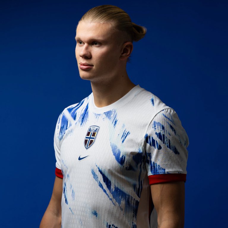 Erling Haaland presentando las nuevas camisetas de la Selección de Noruega. O te gustan mucho, o te parecen horribles. No hay punto medio.