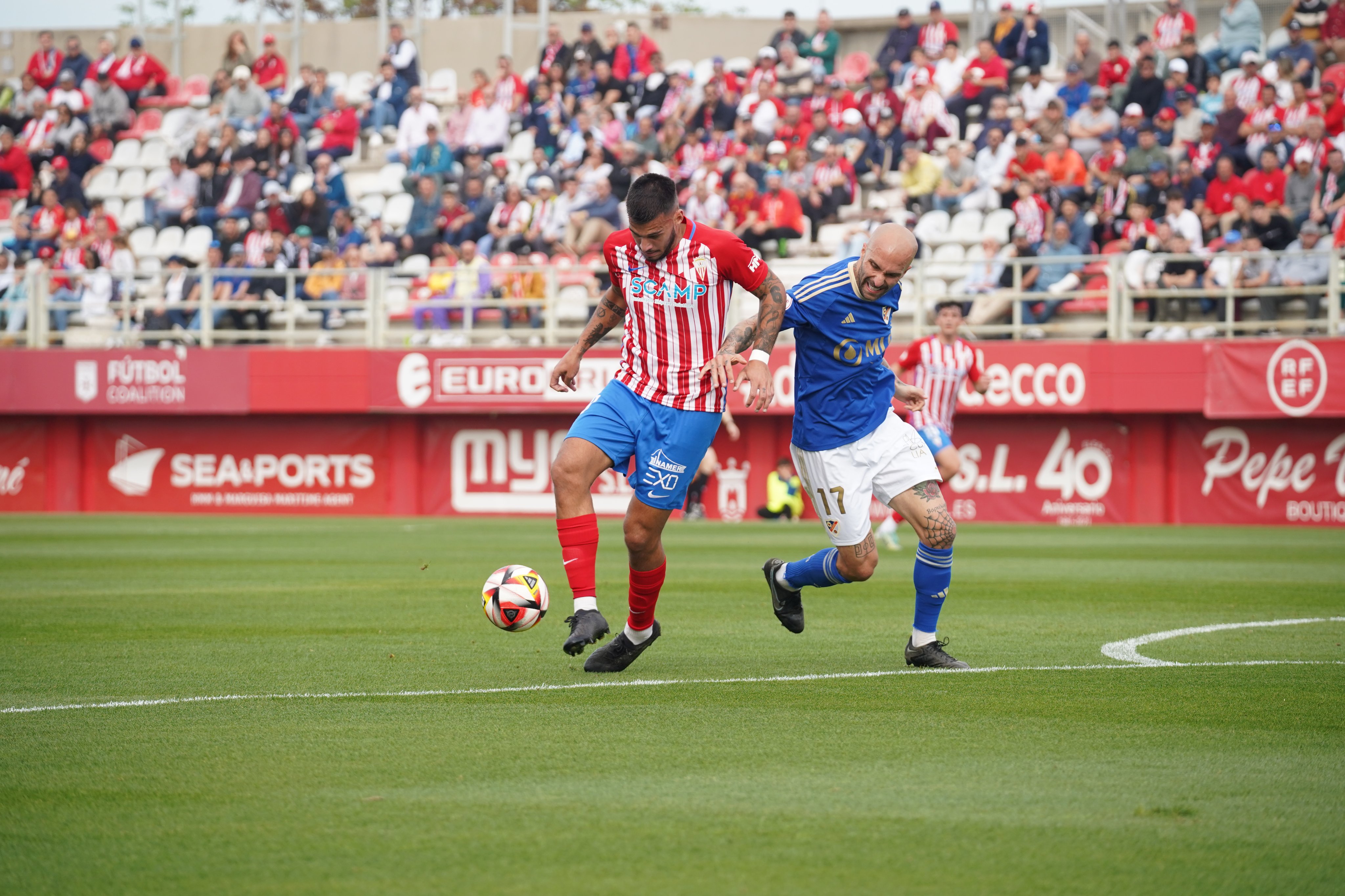 Una disputa de balón en el encuentro entre el Algeciras y el Linares
