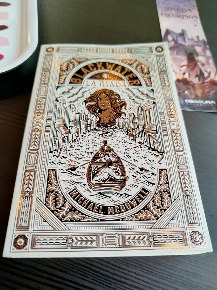 Cambiaformas's tweet image. Pues lo compré por curiosidad en @GigameshTienda
y con la tontería llevo 50  páginas leídas en el tren. #blackwater #michaelmcdowell Es un poco Lovecraftiano, ¿no? 
Señores de Alabama a los que les pasan cosas, cosas de Alabama. Está guay 🐸🐙