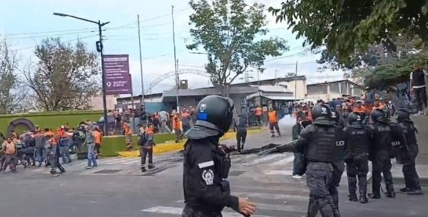 sutemendoza's tweet photo. Repudiamos la violencia de @alfredocornejo y nos solidarizamos con los y las trabajadoras municipales de @munigodoycruz que reclaman por salarios dignos.

NO a la represión. 
UNIDAD de los trabajadores. https://t.co/OQbXe9QEM1