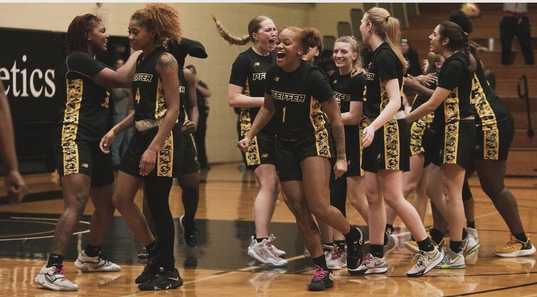 peytonmcpeters's tweet photo. Thanking the Lord for allowing me to step on the hardwood this past season with my girls!🤟🏼💛 https://t.co/pgdyCK1k43