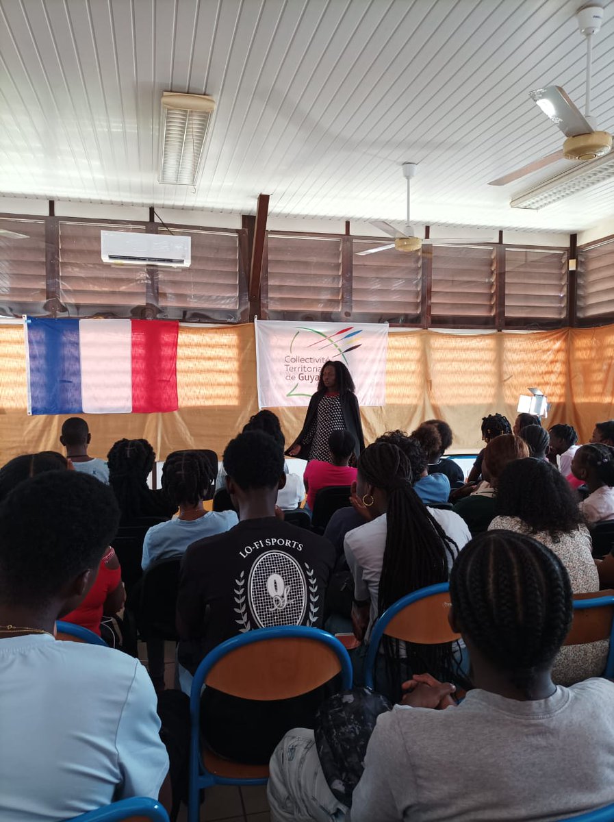 RaidAventureRAO's tweet photo. [#JMPB] Le déploiement de notre action de sensibilisation sur les #violencesfaitesauxfemmes grâce à la pièce de théâtre JE ME PORTE BIEN continue en #Guyane !

Aujourd'hui et jusqu'à mercredi, cette pièce sera jouée devant les lycéens de 3 lycées de #SaintLaurentduMaroni.

À l'issue de la représentation, avait lieu une table ronde riche en professionnels avec le planning familial, avec la Vice-présidente du Tribunal de Grande Instance et la @Gendarmerie_973. 

Avec le soutien de @Prefet973 @acguyane et de la #CitéÉducative