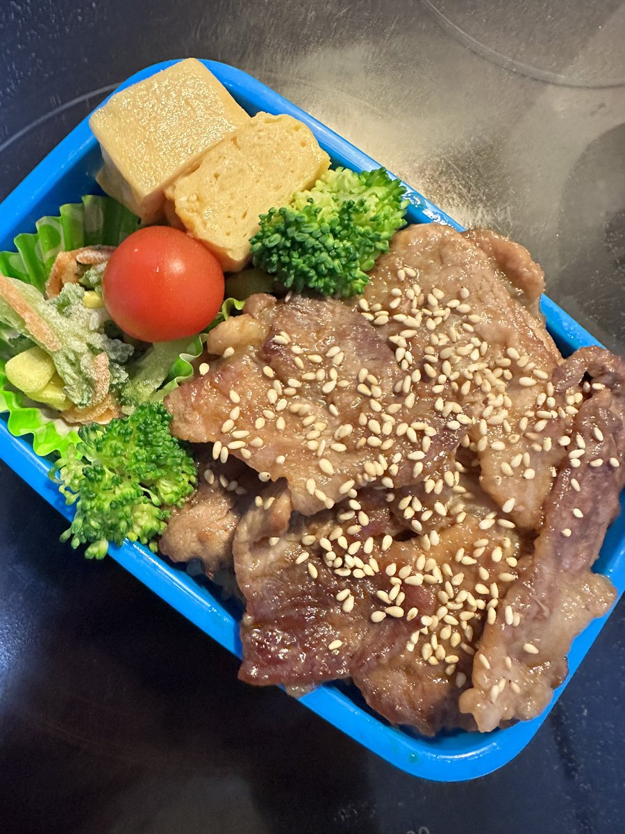 本日の中2男子弁当🍱
🥢豚の生姜焼き
🥢玉子焼き ほか

卒業式のため中2男子は休みとの事
まぁゲーム三昧だろうな…😏

今日も寒いという予報
そしてヤツが…

さてと火曜日
今日も今日とてご安全に✋