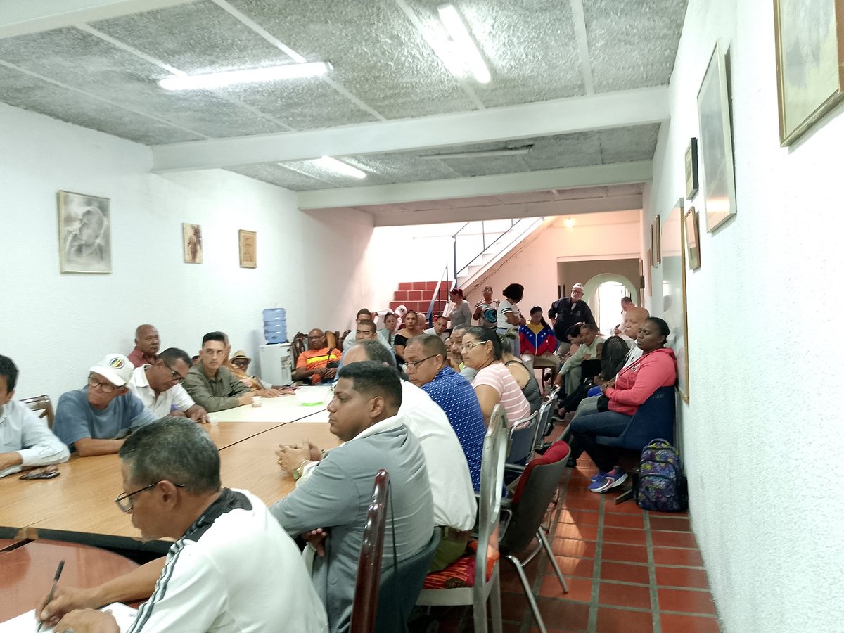 RITMOSALUDABLES's tweet image. Reunión de CES ampliado con Sec Gral y Org Mcpal donde se acordó dar apoyo a una #CandidaturaUnitaria para el cambio democrático,ir a los municipios para juramentar cordinadores de centro y asegurar la victoria este #28Jul.
#LasBasesDeciden 
@ADIsraelHerrera 
@juangutierrez20