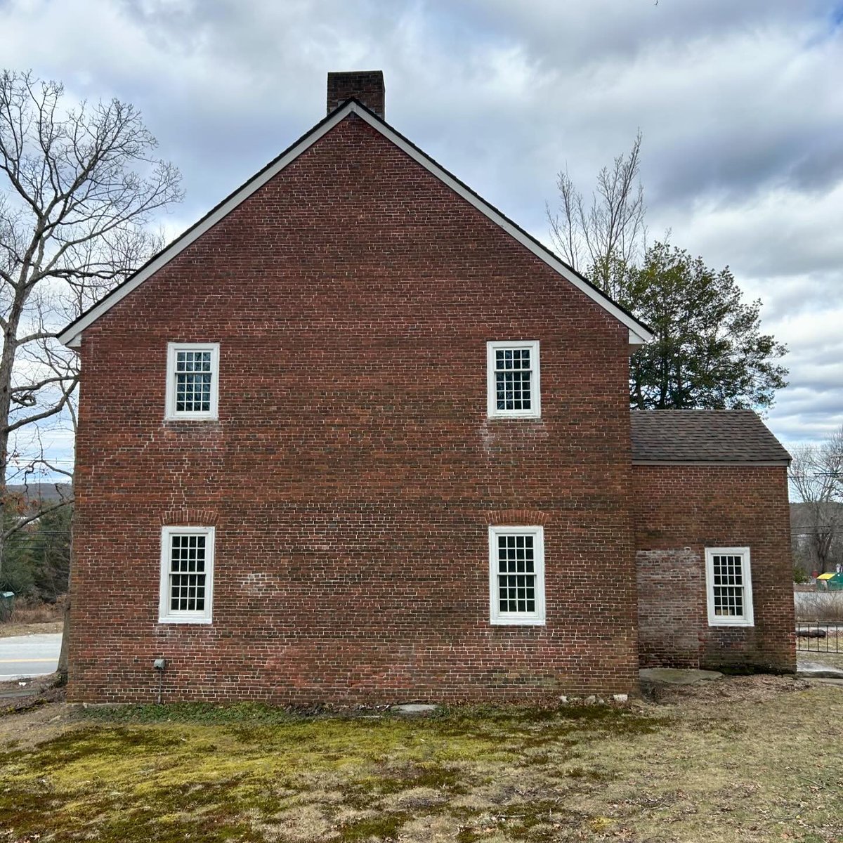 The Friends Meetinghouse in Uxbridge, MA, founded by Quakers from Smithfield, Rhode RI, in 1770, built using bricks supplied by the Quaker Farnum family. The front porch was added in the early 19th century.

#VastEarlyAmerica
#HistoricPreservation