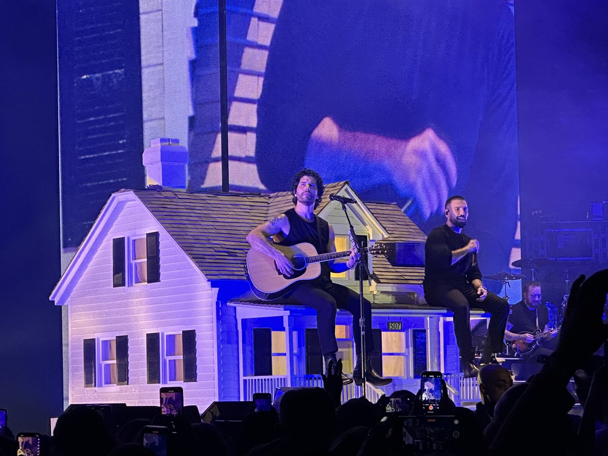 Cray_4_Shay's tweet photo. I’ll keep it short.. although I could write a book. This era for D+S is the greatest yet. 10 years later &amp; they only get better and better. Without a doubt the greatest show to date. Here’s to you @DanAndShay … always raising the bar. https://t.co/g4l8VxUXpx