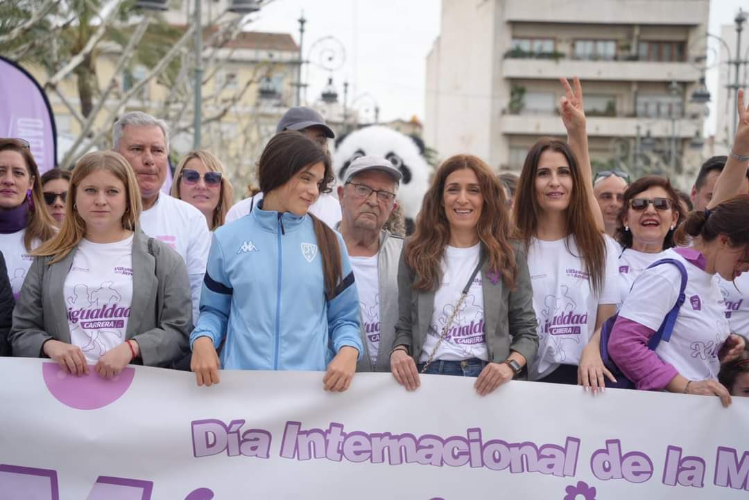 Hoy la Directora de la Casa de la Mujer de Badajoz, Mercedes Sánchez, ha participado en la “Carrera por la Igualdad” #8M de Villanueva de la Serena, con participación de un alto número de personas comprometidas en difundir que la #igualdad es asunto de #mujeres y de #hombres.