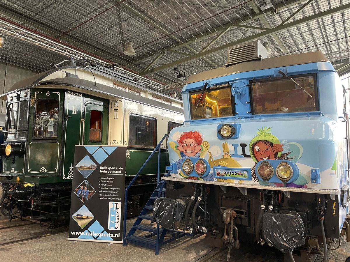 VriendenNSM's tweet photo. Veel publieke belangstelling dit weekend voor de vele mooie modelbanen bij #OnTraXS in het @Spoorwegmuseum . Ook een bijzonder bezoekje van de #Railexperts 9902 “Tommie en Tess” bij de stand van @railmagazine ! https://t.co/R4yLGAiHw6