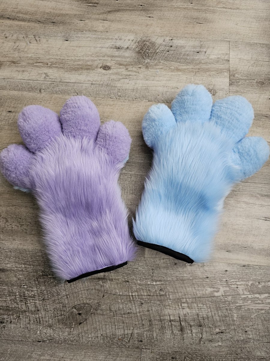PupkinPatch's tweet photo. new paws for my new sona, next is the feet paws then head haha.

#furry #fursuit #Fursona #fursuitmaker #paws #pawbeans #handpaws https://t.co/uULt5b0UDZ