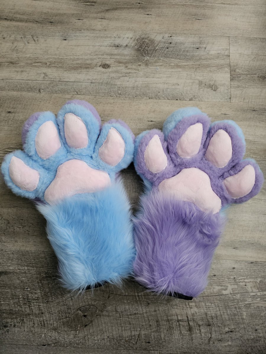 PupkinPatch's tweet photo. new paws for my new sona, next is the feet paws then head haha.

#furry #fursuit #Fursona #fursuitmaker #paws #pawbeans #handpaws https://t.co/uULt5b0UDZ