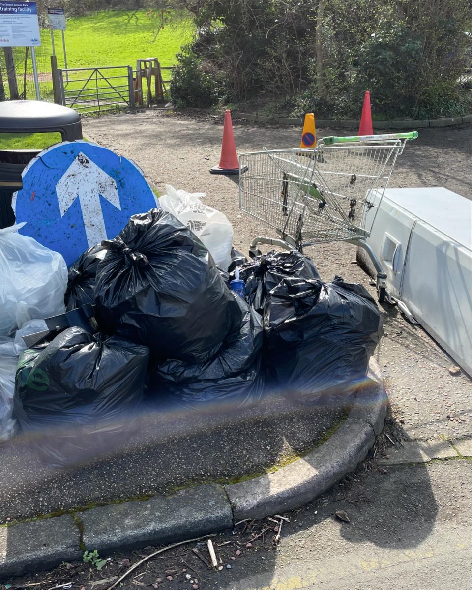 GillinghamLove's tweet photo. Thanks also to Councillors Marian Nestorov, Chrissy Stamp, Naushabah Khan and Lia Mandaracas for helping ๐๐ณโป๏ธ
#GreatBritishSpringClean2024 #LoveGillingham #lovewhereyoulive #makeadifference #community #local #spring #greenspace #parks #environment #activities #volunteering https://t.co/OlnEJllVCM